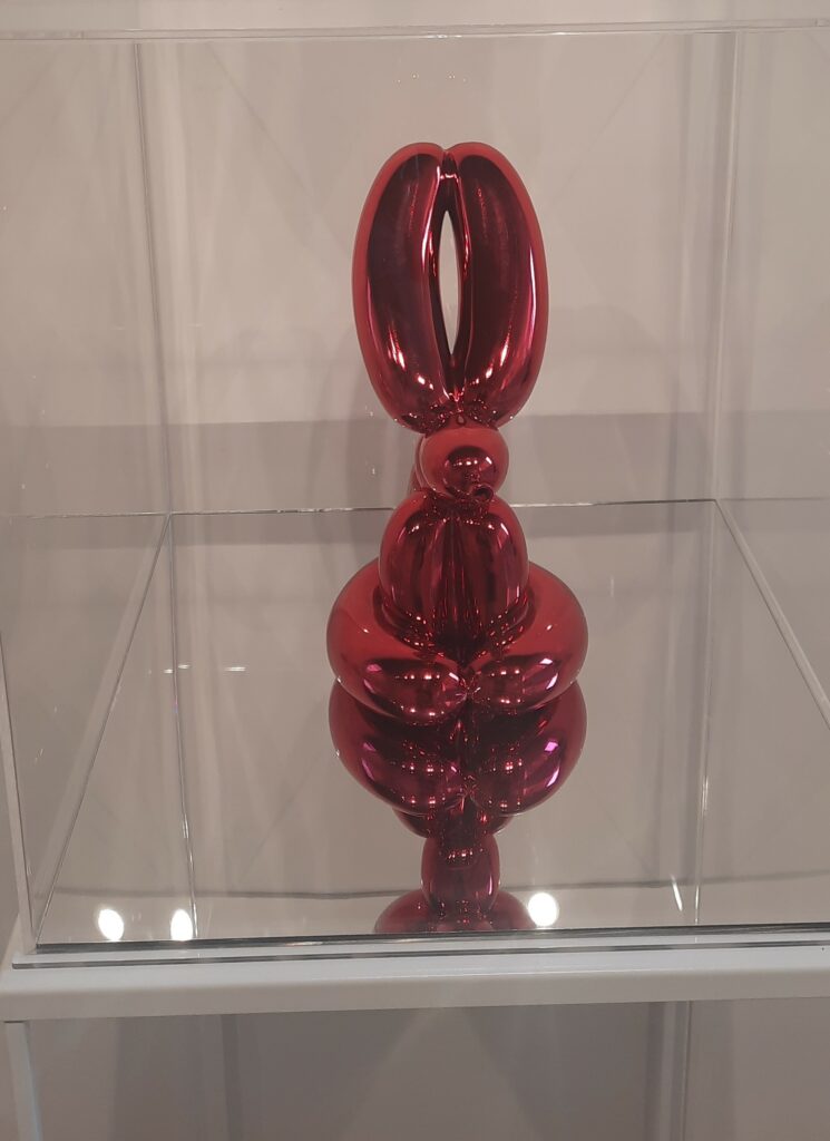 Jeff Koons, Balloon rabbit red, Galleria Deodato Arte. Foto di Grazia Merelli