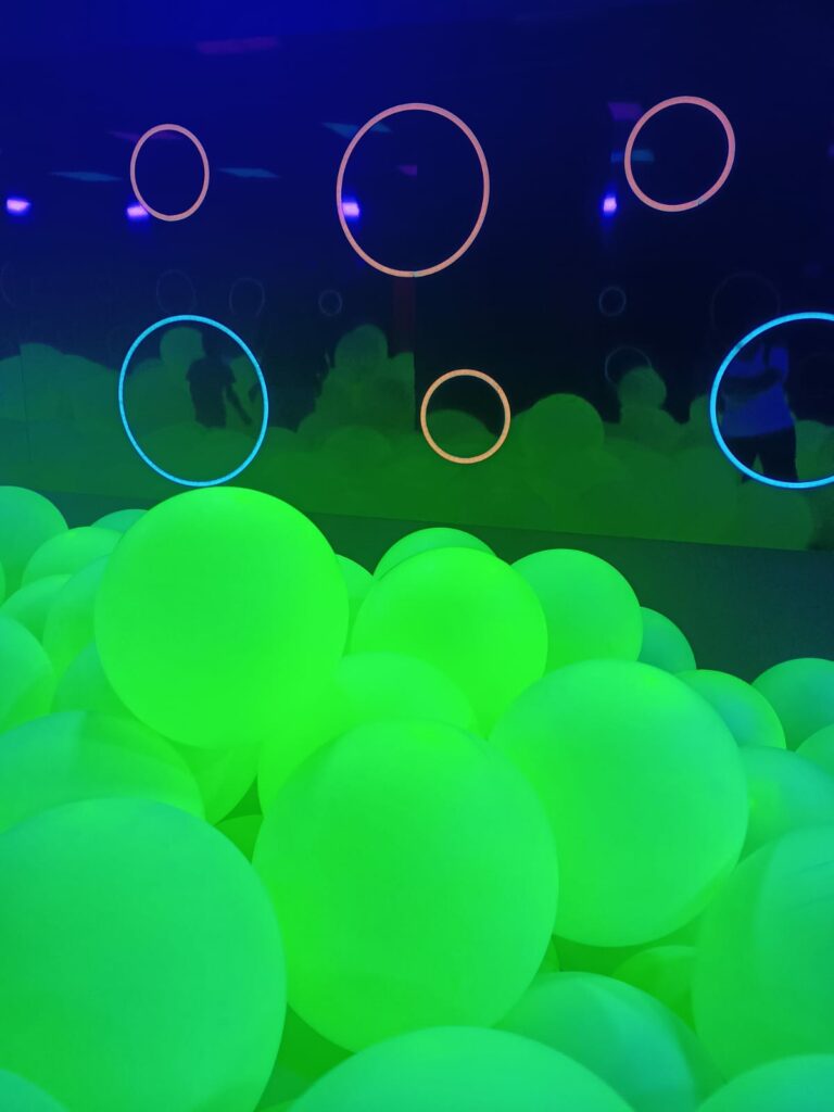 Color Hotel, Palloncini. Foto di Grazia Merelli