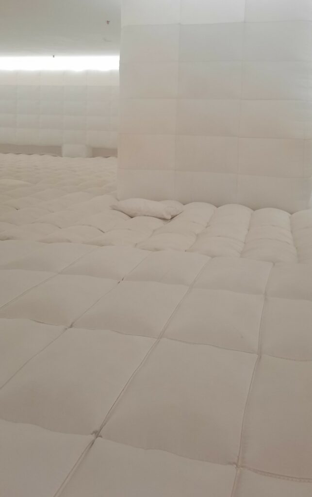 Color Hotel, Pillow Room. Foto di Grazia Merelli