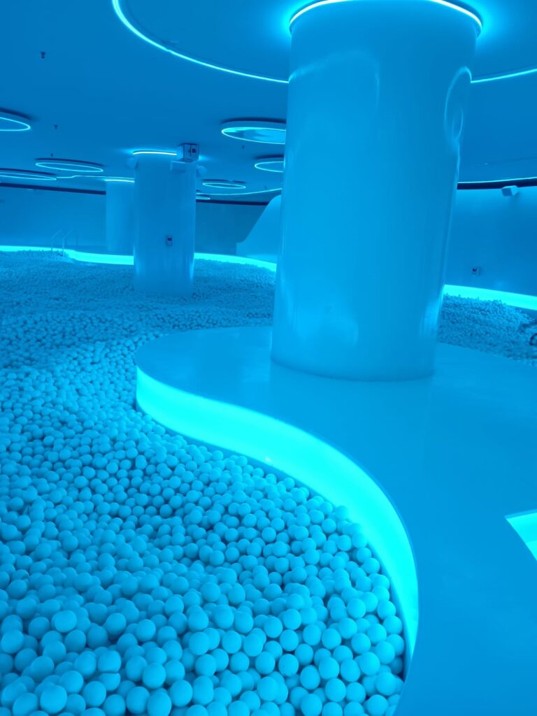 Color Hotel, Piscina con palline. Foto di Grazia Merelli