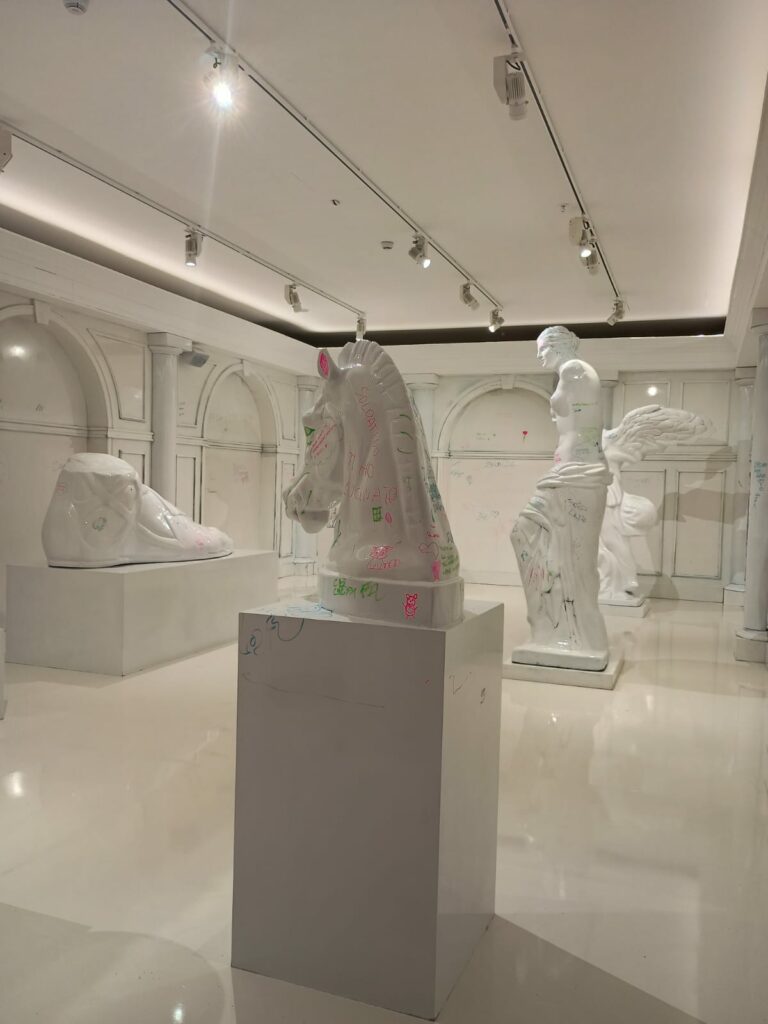 Color Hotel, Stanza con sculture. Foto di Grazia Merelli