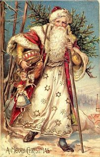 Babbo Natale con sacco e albero sulla neve