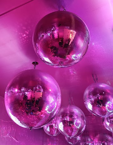 The Art of Play, Hello Kitty world. Mirrorballs nella sala del Karaoke. Foto di Grazia Merelli