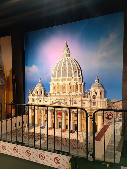 Mostra Lego in via d'Aracoeli, San Pietro con Habemus Papam. Foto Grazia Merelli