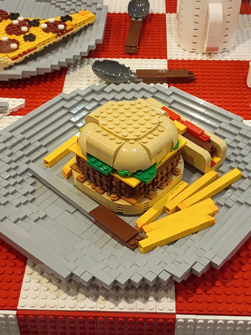 Mostra Lego in via d'Aracoeli, Tavola imbandita, particolare con panino. Foto Grazia Merelli