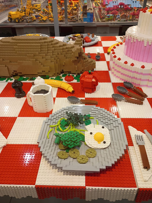 Mostra Lego in via d'Aracoeli, Tavola imbandita, particolare. Foto Grazia Merelli