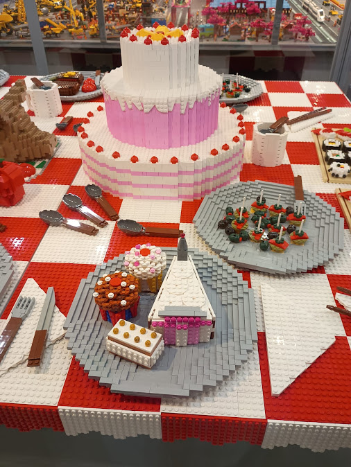 Mostra Lego in via d'Aracoeli, Tavola imbandita, particolari. Foto Grazia Merelli